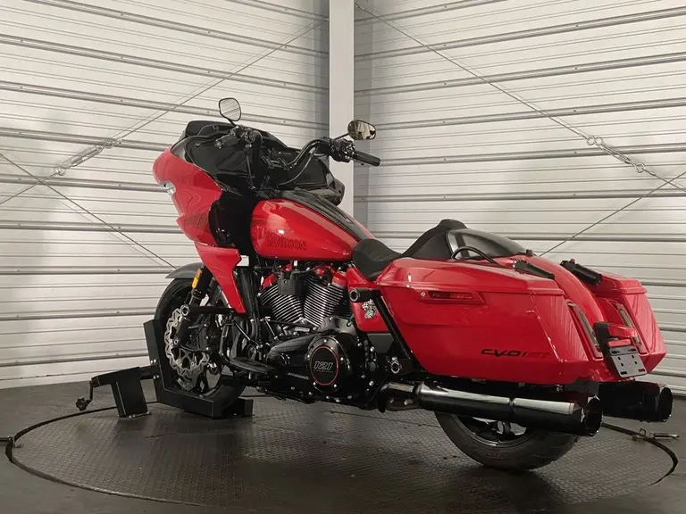 2025 Harley-Davidson CVO Road Glide ST photo 3