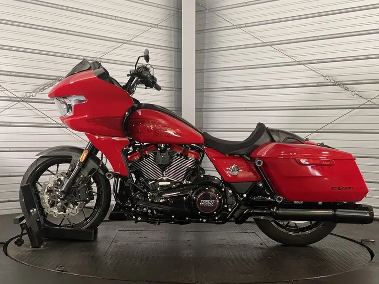 2025 Harley-Davidson CVO Road Glide ST photo 2