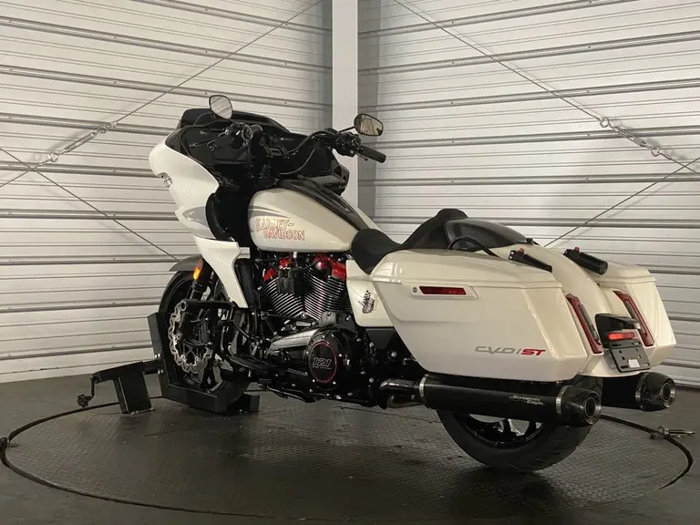 2024 Harley-Davidson CVO Road Glide ST photo 3